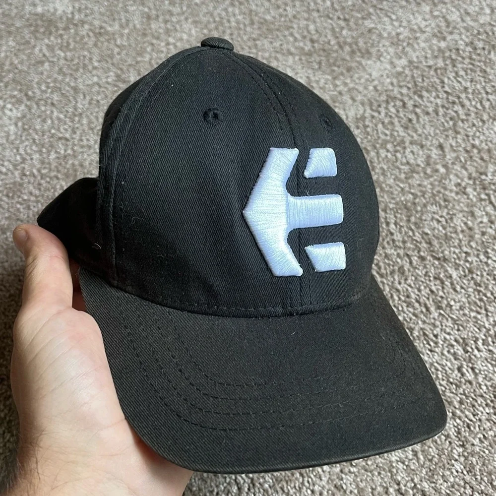 VTG 00’s / Y2K Etnies Youth Black Cap
